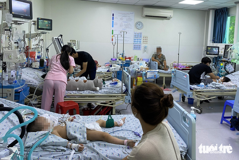 Trẻ mắc bệnh tay chân miệng dễ chuyển nặng, cảnh báo còn phức tạp - Ảnh 1. Trẻ mắc bệnh tay chân miệng dễ chuyển nặng, cảnh báo còn phức tạp - Ảnh 1.