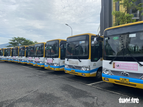 Xe buýt Đà Nẵng lại đứng bánh vì tài xế đình công - Ảnh 3. Xe buýt Đà Nẵng lại đứng bánh vì tài xế đình công - Ảnh 3.