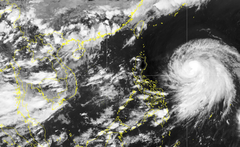 Vùng áp thấp đang mạnh thêm, xuất hiện bão ngoài khơi Philippines - Ảnh 1. Vùng áp thấp đang mạnh thêm, xuất hiện bão ngoài khơi Philippines - Ảnh 1.