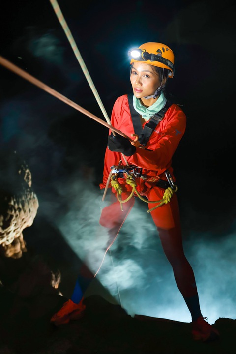 HHen Niê thám hiểm 5 hang động đẹp ngỡ ngàng tại Quảng Bình - Ảnh 8. HHen Niê thám hiểm 5 hang động đẹp ngỡ ngàng tại Quảng Bình - Ảnh 8.