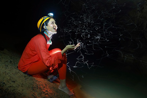 HHen Niê thám hiểm 5 hang động đẹp ngỡ ngàng tại Quảng Bình - Ảnh 7. HHen Niê thám hiểm 5 hang động đẹp ngỡ ngàng tại Quảng Bình - Ảnh 7.