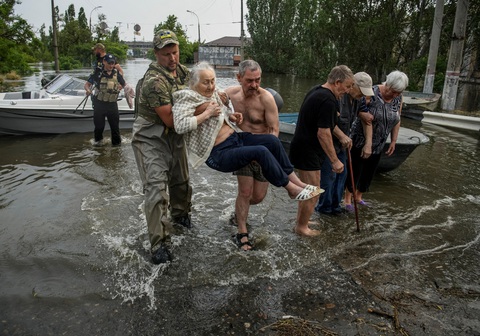 Vỡ đập ở Ukraine: Hàng ngàn người sơ tán, chạy đua cứu trợ - Ảnh 5. Vỡ đập ở Ukraine: Hàng ngàn người sơ tán, chạy đua cứu trợ - Ảnh 5.