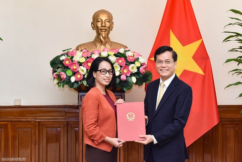 Thứ trưởng Ngoại giao Hà Kim Ngọc trao quyết định cho bà Phạm Thu Hằng - Ảnh: baoquocte.vn Thứ trưởng Ngoại giao Hà Kim Ngọc trao quyết định cho bà Phạm Thu Hằng - Ảnh: baoquocte.vn