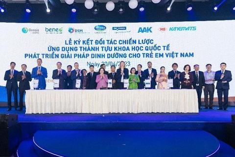 Vinamilk tâm huyết với mục tiêu đưa sữa công thức gần với sữa mẹ nhất có thể - Ảnh 2. Lễ ký kết đối tác với sáu tập đoàn dinh dưỡng hàng đầu thế giới