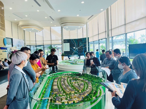 Cơ hội ‘bắt đáy’ thị trường bất động sản - Ảnh 2. Các sản phẩm nhà phố, biệt thự của "thành phố bên sông" Waterpoint (Bến Lức, Long An) thu hút nhiều khách hàng tham quan