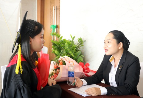 Doanh nghiệp phỏng vấn tuyển dụng sinh viên tại lễ tốt nghiệp - Ảnh 1. Doanh nghiệp phỏng vấn tuyển dụng sinh viên tại lễ tốt nghiệp - Ảnh 1.