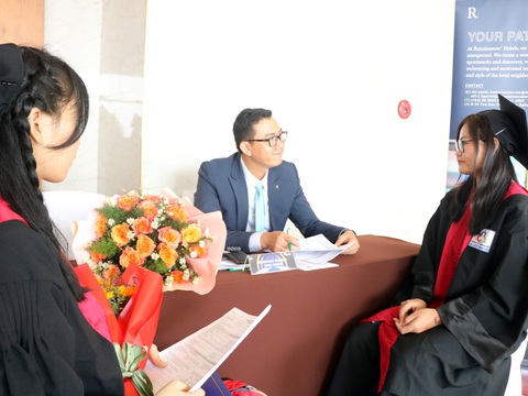 Doanh nghiệp phỏng vấn tuyển dụng sinh viên tại lễ tốt nghiệp - Ảnh 2. Ông Phan Trường Duy - khách sạn Renaissance Riverside Hotel Saigon - tư vấn cho sinh viên có nguyện vọng ứng tuyển - Ảnh: TRỌNG NHÂN