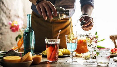 Khám phá cẩm nang nghề nghiệp của nhân viên Bartender (Phần 1) - Ảnh 5. Pha chế và trình bày thức uống đẹp mắt - Nguồn: Internet