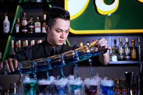 Khám phá cẩm nang nghề nghiệp của nhân viên Bartender (Phần 2) - Ảnh 2. Thuần thục kỹ năng biểu diễn - Nguồn: Internet