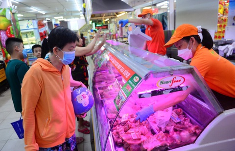 Các mặt hàng thiết yếu được người tiêu dùng ưu tiên lựa chọn, siêu thị vẫn tung khuyến mãi để hỗ trợ - Ảnh: QUANG ĐỊNH Các mặt hàng thiết yếu được người tiêu dùng ưu tiên lựa chọn, siêu thị vẫn tung khuyến mãi để hỗ trợ - Ảnh: QUANG ĐỊNH