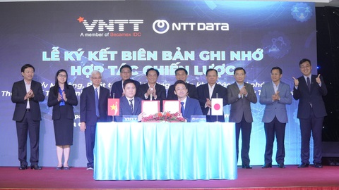 Lãnh đạo tỉnh Bình Dương chứng kiến các doanh nghiệp đối tác của Việt Nam và Nhật Bản ký kết hợp tác để phát triển các khu công nghiệp thông minh - Ảnh: B.SƠN Lãnh đạo tỉnh Bình Dương chứng kiến các doanh nghiệp đối tác của Việt Nam và Nhật Bản ký kết hợp tác để phát triển các khu công nghiệp thông minh - Ảnh: B.SƠN