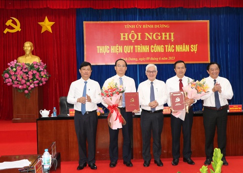 Bình Dương điều chuyển nhân sự nhiều bí thư huyện và giám đốc sở - Ảnh 2. Ông Nguyễn Khoa Hải (thứ hai từ trái sang) - giám đốc Sở Văn hóa - Thể thao và Du lịch - được điều chuyển làm bí thư Huyện ủy Phú Giáo. Người làm giám đốc sở thay ông Hải là ông Bùi Hữu Toàn (thứ tư từ trái sang) - phó trưởng Ban Tuyên giáo Tỉnh ủy - Ảnh: T.D.