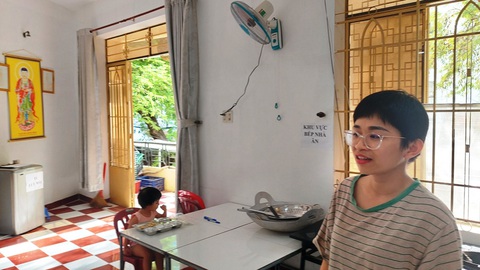 Trần Thị Diệu Hoa cùng con gái nhỏ, tại cơ sở từ thiện nhà ăn Không Đồng Nhất Tâm số 30, ở TP Nha Trang (tại số 1A Lý Thánh Tôn, TP Nha Trang) - Ảnh: PHAN SÔNG NGÂN