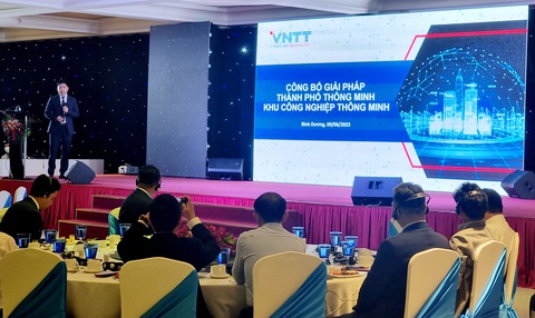 Tiến sĩ Phạm Tuấn Anh - Giám đốc Văn phòng thành phố thông minh tỉnh Bình Dương - trình bày các giải pháp, ý tưởng phát triển thành phố thông minh và khu công nghiệp thông minh - Ảnh: BÁ SƠN Tiến sĩ Phạm Tuấn Anh - giám đốc Văn phòng thành phố thông minh tỉnh Bình Dương, tổng giám đốc VNTT - trình bày các giải pháp, ý tưởng phát triển thành phố thông minh và khu công nghiệp thông minh - Ảnh: BÁ SƠN