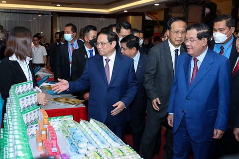 Vinamilk đẩy mạnh đầu tư và khai thác thị trường nước ngoài - Ảnh 2. Thủ tướng Phạm Minh Chính thăm gian hàng của Angkormilk tại Diễn đàn Xúc tiến Đầu tư và Thương mại Việt Nam - Campuchia 2022