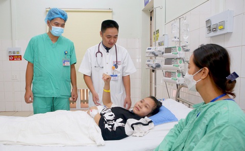 Bệnh nhi viêm cơ tim tối cấp 'nguy cơ tử vong 100%' được cứu sống - Ảnh 1. Bệnh nhi G.H. bị viêm cơ tim tối cấp được các bác sĩ của Bệnh viện Trung ương Huế cứu sống nhờ kỹ thuật oxy hóa qua màng ngoài cơ thể (VA-ECMO) - Ảnh: THƯỢNG HIỂN