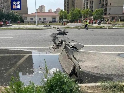 Trung Quốc sơ tán nhiều nhà cao tầng vì đường phố có nứt lớn - Ảnh 1. Trung Quốc sơ tán nhiều nhà cao tầng vì đường phố có nứt lớn - Ảnh 1.