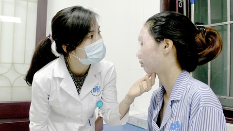 Loạn viên uống chống nắng trắng da - Ảnh 1. Bác sĩ da liễu thăm khám cho bệnh nhân - Ảnh: D.LIỄU