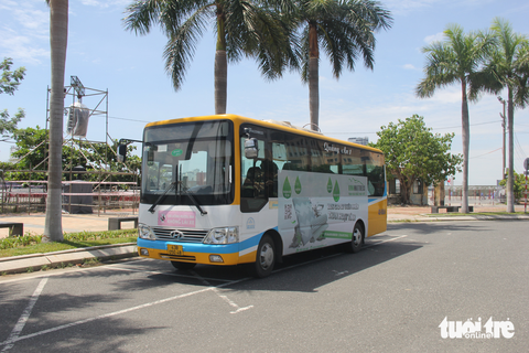 Mới có 3 tuyến buýt ở Đà Nẵng có xe chạy, tài xế nằm chờ lương - Ảnh 2. Mới có 3 tuyến buýt ở Đà Nẵng có xe chạy, tài xế nằm chờ lương - Ảnh 2.