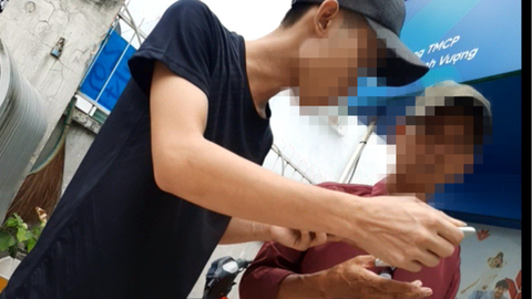 Cách nào chấm dứt nạn mua bán tài khoản? - Ảnh 1. Ông Hùng (bìa phải) được Nguyên dắt đến phòng giao dịch Ngân hàng VPBank