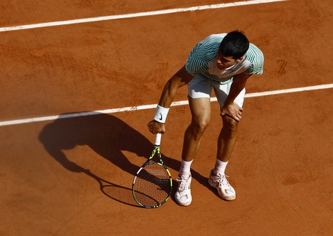 Alcaraz chấn thương, Djokovic thắng dễ để vào chung kết Roland Garros - Ảnh 3. Alcaraz chấn thương, Djokovic thắng dễ để vào chung kết Roland Garros - Ảnh 3.