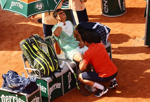 Alcaraz chấn thương, Djokovic thắng dễ để vào chung kết Roland Garros - Ảnh 4. Alcaraz chấn thương, Djokovic thắng dễ để vào chung kết Roland Garros - Ảnh 4.