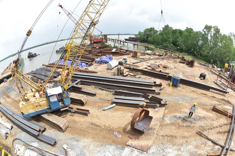 Cơ chế vượt trội phải đặc biệt, đủ tầm vóc - Ảnh 4. Công nhân tại công trường xây dựng cầu Nhơn Trạch tại xã Long Tân, huyện Nhơn Trạch, Đồng Nai - Ảnh: T.T.D.