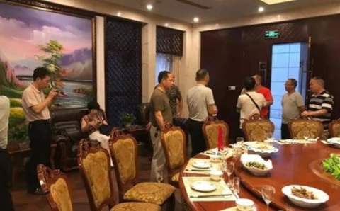Dẫn 23 người thân cùng đến buổi hẹn hò, cô gái nhận 'kết đắng' - Ảnh 1. Người nhà cô Trương kẻ đứng người ngồi khi đến buổi hẹn của cô.