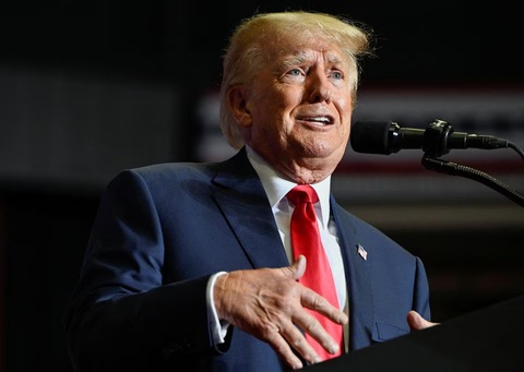 Vì giữ tài liệu mật, ông Trump có thể lãnh án 100 năm tù - Ảnh 1. Vì giữ tài liệu mật, ông Trump có thể lãnh án 100 năm tù - Ảnh 1.