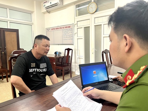 Bắt người Trung Quốc trộm dây chuyền vàng ở Huế - Ảnh 1. Bắt người Trung Quốc trộm dây chuyền vàng ở Huế - Ảnh 1.