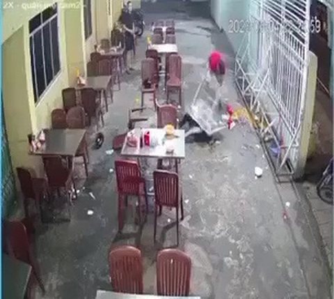 Người đàn ông đánh phụ nữ dã man tại quán ăn ở Cà Mau bị mời làm việc - Ảnh 1. Người đàn ông đánh phụ nữ dã man tại quán ăn ở Cà Mau bị mời làm việc - Ảnh 1.