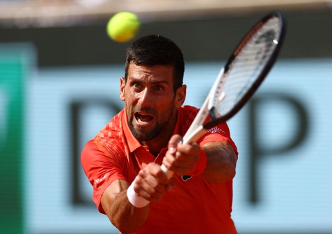 Alcaraz chấn thương, Djokovic thắng dễ để vào chung kết Roland Garros - Ảnh 2. Alcaraz chấn thương, Djokovic thắng dễ để vào chung kết Roland Garros - Ảnh 2.