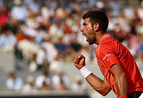 Alcaraz chấn thương, Djokovic thắng dễ để vào chung kết Roland Garros - Ảnh 1. Alcaraz chấn thương, Djokovic thắng dễ để vào chung kết Roland Garros - Ảnh 1.