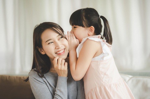 Có Carrie Junior - bé thêm yêu giờ tắm, giúp mẹ thêm hiểu thế giới của con hơn - Ảnh 1. Được trò chuyện, tương tác cùng với mẹ mỗi ngày sẽ tạo cho trẻ thói quen chia sẻ và mở lòng. Từ đó, mẹ cũng dễ dàng "mở khóa" tâm tư và thấu hiểu con hơn