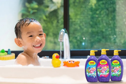 Có Carrie Junior - bé thêm yêu giờ tắm, giúp mẹ thêm hiểu thế giới của con hơn - Ảnh 2. Thêm vài món đồ chơi nhiều màu sắc cùng loại sữa tắm bé yêu thích sẽ giúp cho không gian tắm trở nên vui nhộn, giúp bé thêm yêu thích hoạt động tắm táp cùng mẹ