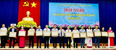 Thủy điện A Vương được tỉnh Quảng Nam tuyên dương điển hình năm 2023 - Ảnh 1. Ông Cao Huy Bảo - tổng giám đốc Công ty CP Thủy điện A Vương (thứ 4 từ trái qua) - đại diện Công ty nhận bằng khen của UBND tỉnh Quảng Nam