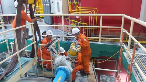 Thủy điện A Vương được tỉnh Quảng Nam tuyên dương điển hình năm 2023 - Ảnh 2. Sửa chữa thiết bị nhà máy thuỷ điện A Vương