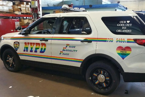 Gen Z và lớn tuổi hơn ngày càng có nhiều người thuộc nhóm LGBTQ+- Ảnh 1. Xe cảnh sát ủng hộ người đồng tính ở Mỹ