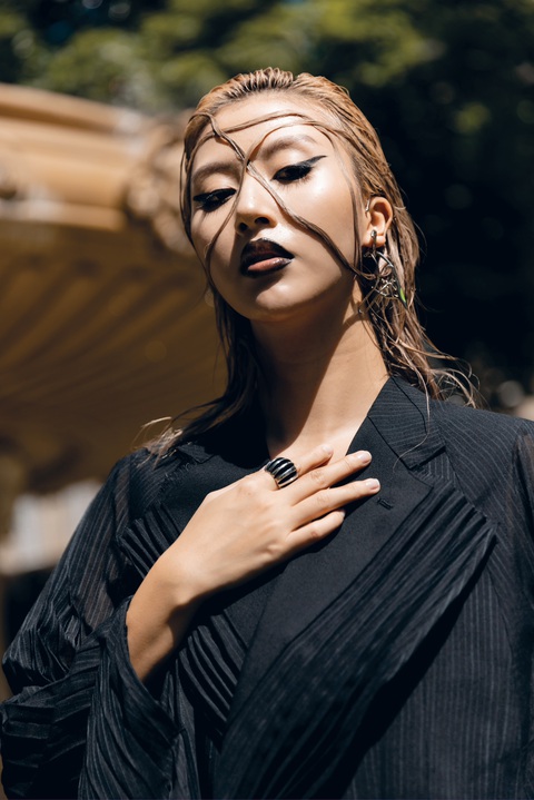 Quỳnh Anh Shyn lên sóng Instagram The New York Times, lọt top sao mặc đẹp của Vogue - Ảnh 3. Quỳnh Anh Shyn lên sóng Instagram The New York Times, lọt top sao mặc đẹp của Vogue - Ảnh 3.