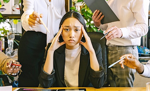 “Ôm” 2 3 việc ngoài giờ với mức lương cao để chạy đua với suy thoái kinh tế - Ảnh 1. Cần có kế hoạch hợp lý để không bị các vấn đề về thể chất, tinh thần khi phải làm nhiều việc cùng lúc - Ảnh: Antoni