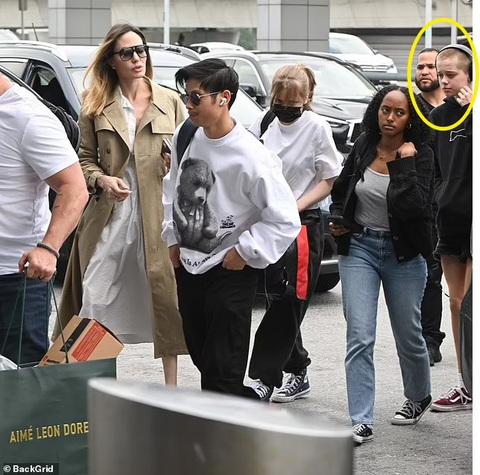 Con gái Angelina Jolie gây sốt cạo đầu, diện croptop khoe eo - Ảnh 1. Con gái Angelina Jolie gây sốt cạo đầu, diện croptop khoe eo - Ảnh 1.