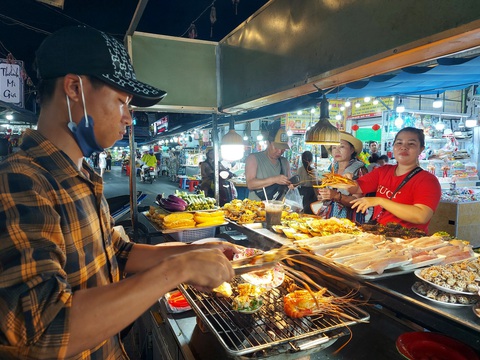Hải sản ở Phú Quốc luôn hấp dẫn du khách đến thưởng thức - Ảnh: CHÍ CÔNG Hải sản ở Phú Quốc luôn hấp dẫn du khách đến thưởng thức - Ảnh: CHÍ CÔNG