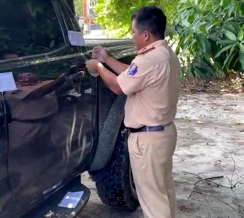Tước bằng lái nữ tài xế chạy xe ngược chiều trên cao tốc - Ảnh 3. Tước bằng lái nữ tài xế chạy xe ngược chiều trên cao tốc - Ảnh 3.