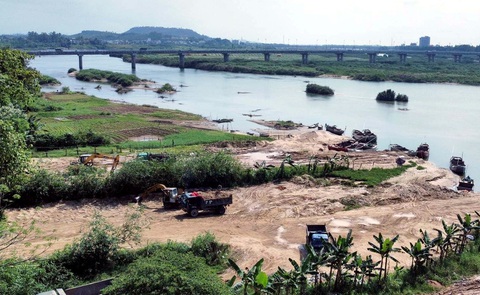 Những điểm tập kết cát trái phép trên sông Trà Khúc, đoạn qua thôn Trường Xuân, xã Tịnh Hà, huyện Sơn Tịnh trước khi đặt trụ bê tông - Ảnh: L.Đ. Những điểm tập kết cát trái phép trên sông Trà Khúc, đoạn qua thôn Trường Xuân, xã Tịnh Hà, huyện Sơn Tịnh trước khi đặt trụ bê tông - Ảnh: L.Đ.