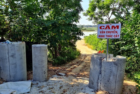 Những trụ bê tông đã giúp chặn đứng nạn cát tặc nhức nhối trên sông Trà Khúc - Ảnh: TR.MAI Những trụ bê tông đã giúp chặn đứng nạn cát tặc nhức nhối trên sông Trà Khúc - Ảnh: TR.MAI