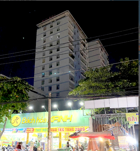 Chung cư Nguyễn Quyền (phía sau Bách Hóa Xanh) bị cắt điện tối om vào tối 26-6 do chủ đầu tư chưa đóng tiền điện khiến người dân vạ lây - Ảnh: T.K. Chung cư Nguyễn Quyền (phía sau Bách Hóa Xanh) bị cắt điện tối om vào tối 26-6 do chủ đầu tư chưa đóng tiền điện khiến người dân vạ lây - Ảnh: T.K.