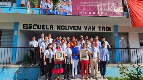 Đoàn đến thăm trường tiểu học Nguyễn Văn Trỗi tại La Habana - Ảnh: T.C. Đoàn đến thăm trường tiểu học Nguyễn Văn Trỗi tại La Habana - Ảnh: T.C.