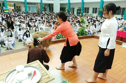 Đề thi phải góp phần định hình hoạt động dạy và học văn trong nhà trường. Trong ảnh: học sinh Trường THPT Tân Phong, Q.7, TP.HCM diễn tiểu phẩm Tấm Cám trong một hoạt động ngoại khóa - Ảnh: NHƯ HÙNG Đề thi phải góp phần định hình hoạt động dạy và học văn trong nhà trường. Trong ảnh: học sinh Trường THPT Tân Phong, Q.7, TP.HCM diễn tiểu phẩm Tấm Cám trong một hoạt động ngoại khóa - Ảnh: NHƯ HÙNG