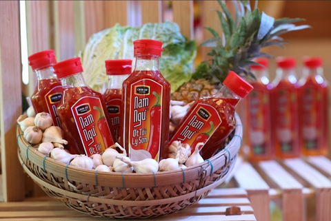 'Cú bắt tay' mở ra cơ hội nâng tầm giá trị đặc sản tỏi Lý Sơn - Ảnh 3. Sản phẩm Nam Ngư Ớt Tỏi Lý Sơn sử dụng 100% tỏi từ đảo Lý Sơn