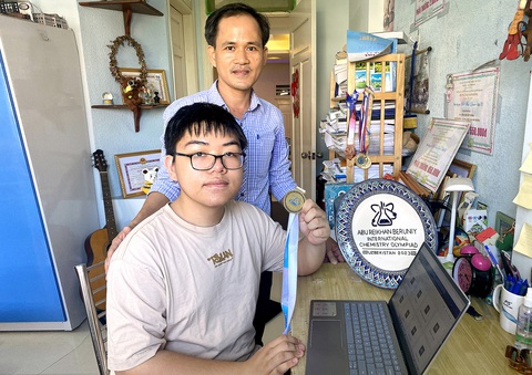 Đỗ Phú Quốc cùng cha tại nhà riêng ở Hội An - Ảnh: B.D. Đỗ Phú Quốc cùng cha tại nhà riêng ở Hội An - Ảnh: B.D.